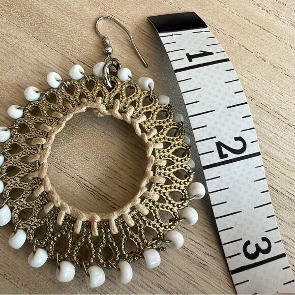 🍭6/$30 White bead and gold tone circle dangle drop earrings - Picture 5 of 5